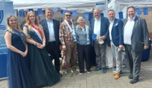 mit Königinnen und Politikern